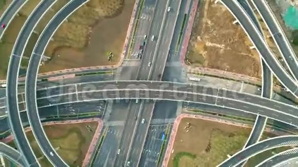 俯视日落时在多级公路上行驶的汽车公路多级交叉路口通过视频的预览图