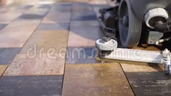 扫路机细节刷子清扫车清扫城市人行道铺有压力垫圈的石板视频的预览图