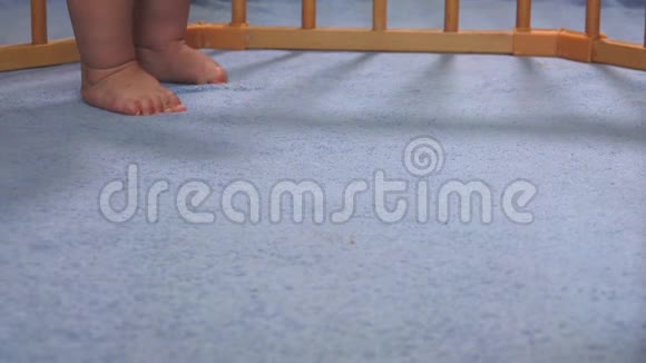 可爱的小脚在游戏厅的蓝色毯子上迈出第一步视频的预览图