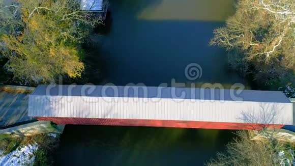 宾夕法尼亚州兰开斯特县一座覆盖桥梁的鸟瞰图视频的预览图