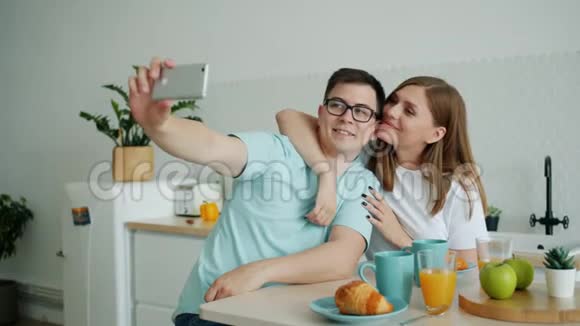 情侣在厨房餐桌上自拍动作缓慢视频的预览图