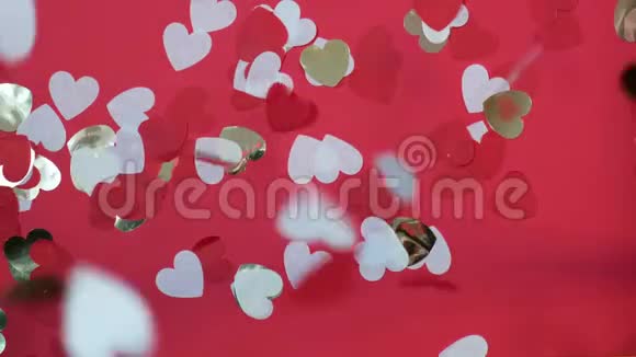 情人节心形的纸饰纸屑在缓慢运动中落下视频的预览图