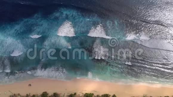 巴厘岛一个野生海滩的空中视频巴厘岛的野生海滩有黄沙和清澈的绿松石海水视频的预览图