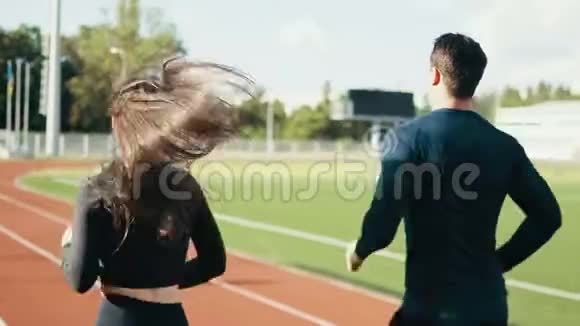 运动情侣跑步年轻人一起在户外健身运动中慢跑男子和妇女参加体育训练视频的预览图