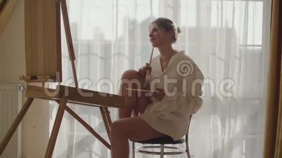 积极的白种人女孩坐在阳光下早上画画的肖像可爱的年轻女子视频的预览图