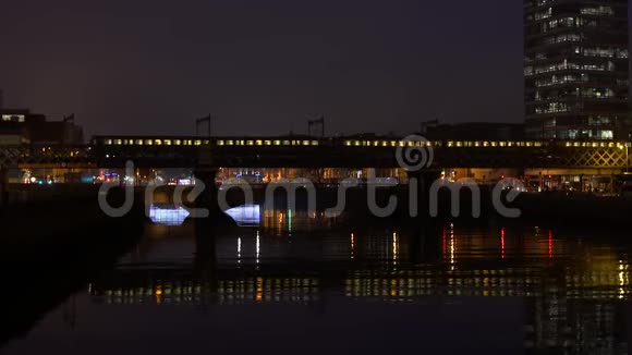 晚上乘火车穿过都柏林运河视频的预览图