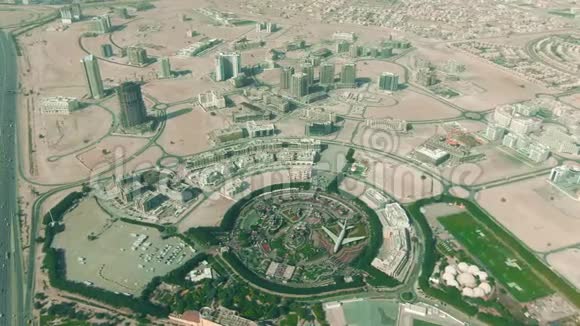 阿联酋城市景观内迪拜奇迹花园的空中拍摄视频的预览图