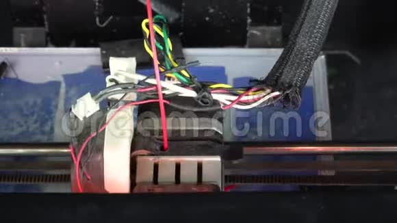 3D打印机工作熔融沉积模型FDM3D打印机从塑料中打印物体自动三视频的预览图