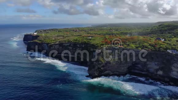 巴厘岛南部海岸的陡峭悬崖被一片清澈的蔚蓝海洋所冲刷布基特半岛鸟瞰图视频的预览图