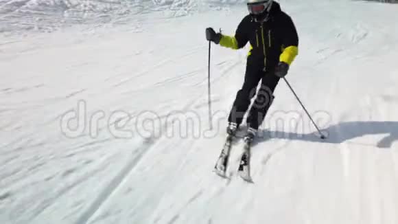 专业滑雪者在阳光明媚的冬日滑雪视频的预览图