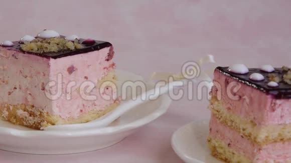 粉色背景的美味草莓蛋糕奶油甜点视频的预览图