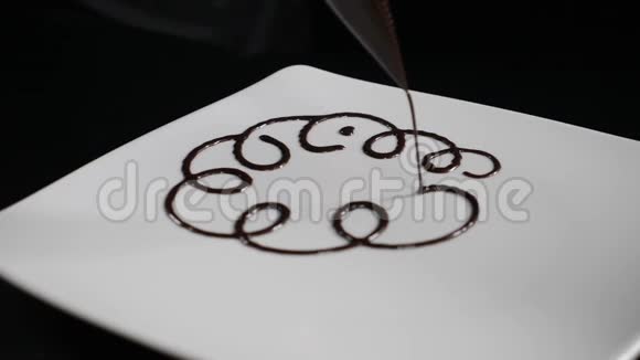 餐厅烹饪和供应甜点的过程融化的巧克力在白色的盘子里慢慢地倒入视频的预览图