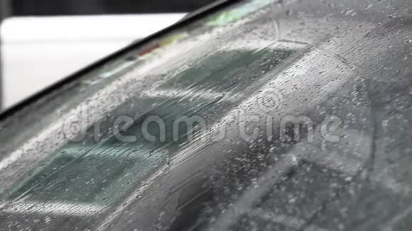 在雨天汽车的挡风玻璃上会有水滴滴落视频的预览图
