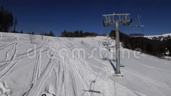 从滑雪椅电梯到雪滑坡滑雪者在滑雪坡上滑行滑雪胜地视频的预览图