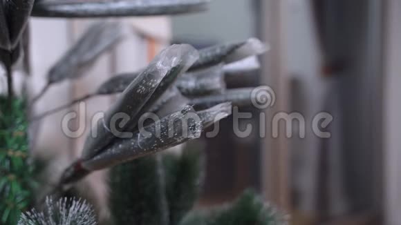 绿色人工圣诞树的拆包过程视频的预览图
