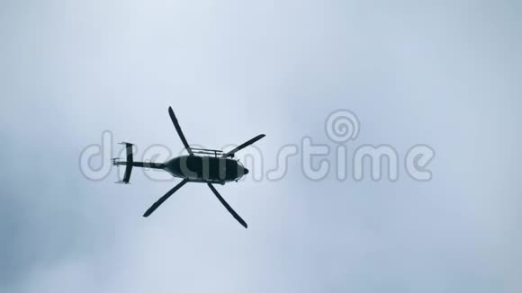 空中现代直升机的剪影视频的预览图