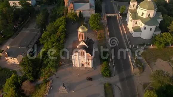 镜头围绕在一个小镇河岸上的一个小教堂周围视频的预览图