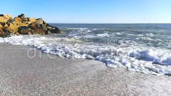 海浪拍打着一片空旷的沙滩缓慢的运动视频的预览图