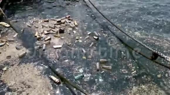 塑料瓶袋漂浮在水中的废物海洋水污染的概念塑料污染危机视频的预览图