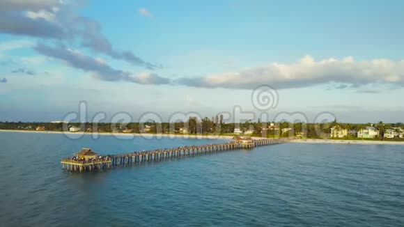 佛罗里达州日落的那不勒斯海滩和钓鱼码头视频的预览图