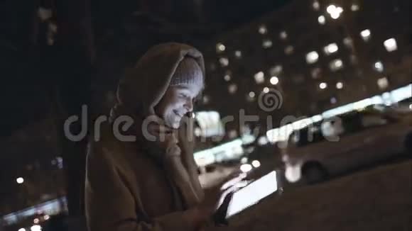 晚上在路上用触摸板打字的女人视频的预览图
