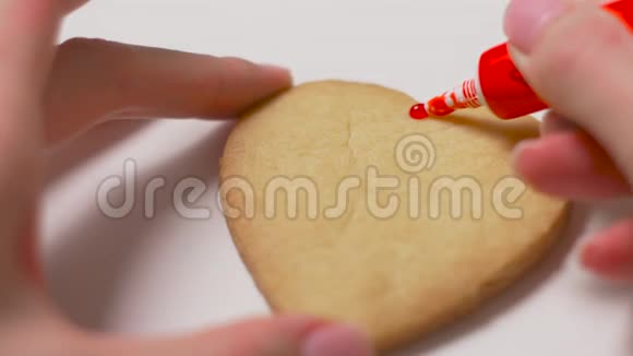 女孩手以心脏的形式汲取饼干视频的预览图