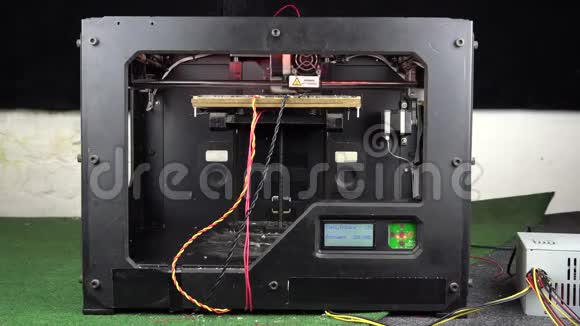 3D打印机工作熔融沉积模型FDM3D打印机从塑料中打印物体自动三视频的预览图