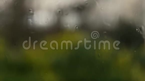暴风雨来临时房屋窗户上的雨水视频的预览图