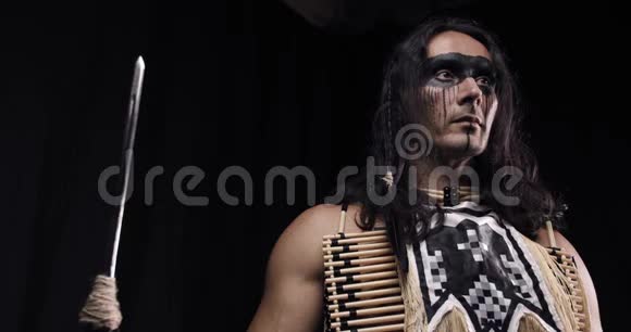 一个印第安印第安人的低角度视野手里拿着战争颜料和长矛视频的预览图