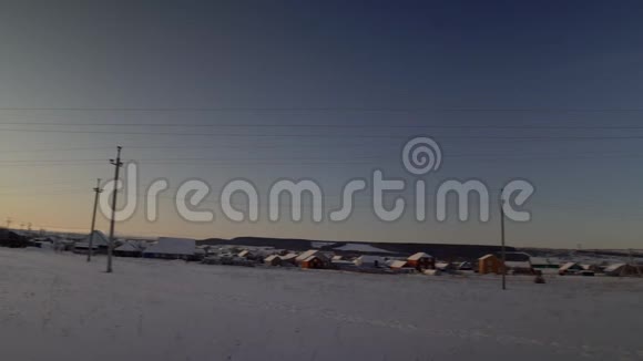 美丽的冬村蓝天自然视频的预览图