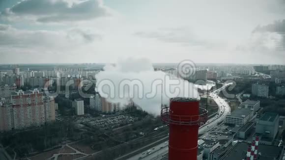 城市居住区背景下的高工业烟雾叠加视频的预览图