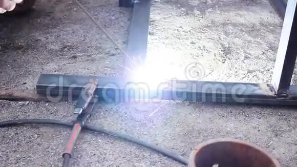 金属结构的电镀工人焊接金属视频的预览图