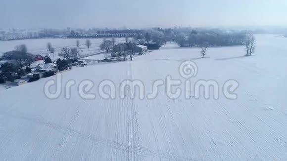 清晨日出的鸟瞰美丽乡村落雪后视频的预览图