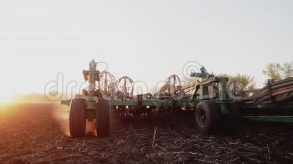 自然农场的农田工业机械用于日落田的农村工程视频的预览图