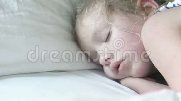 小女孩在婴儿床上睡得很香视频的预览图