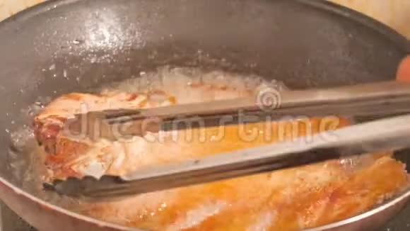 把鱼放到黑锅里煎热油沸腾了视频的预览图