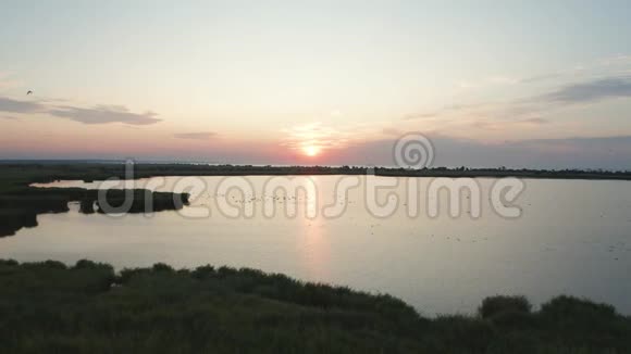 日落时国家公园的无人湿地景观视频的预览图