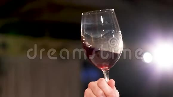 红酒溅在玻璃杯里视频的预览图