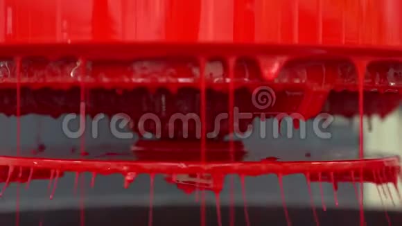 工业涂料的制作过程近距离射击浇红色漆视频的预览图