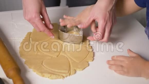 妈妈和儿子在厨房做心形饼干视频的预览图