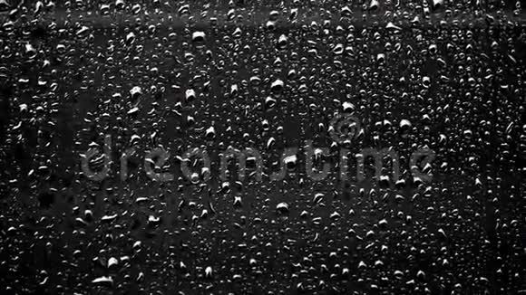 在雨天深色背景的窗户上有水印玻璃上有水滴视频的预览图