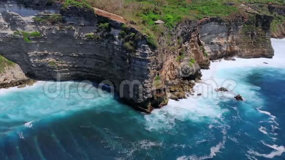 巴厘岛布基特半岛海岸的岩石巴厘岛南部海岸陡峭的悬崖视频的预览图