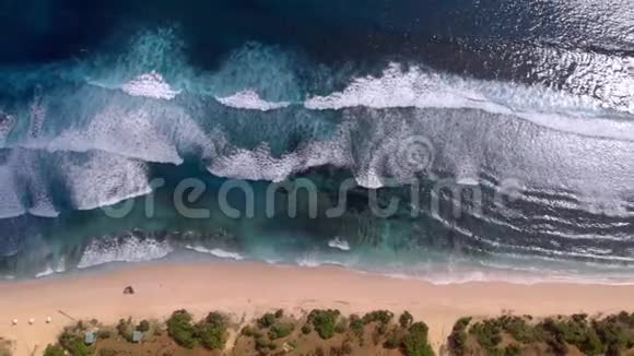巴厘岛的尼扬尼扬海滩从一架无人驾驶飞机沿着海滩线飞过海滩和海浪视频的预览图