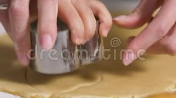 妈妈和儿子在厨房做心形饼干视频的预览图