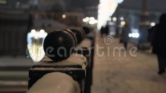 在雪城桥的栅栏上锻造黑球视频的预览图