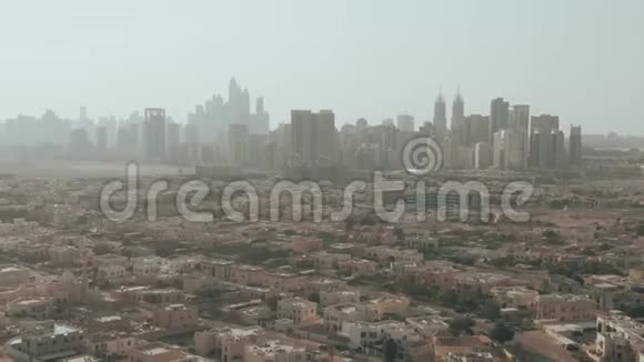 阿联酋住宅区后迪拜天际线的空中娃娃变焦镜头视频的预览图