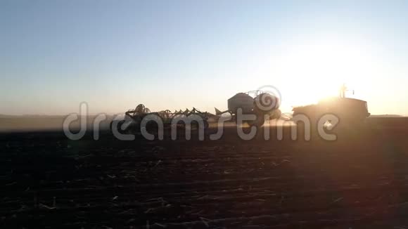 农业工业机器在农村农场从事农业生产视频的预览图