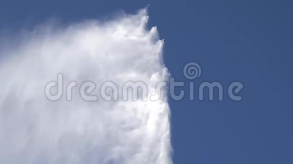近距离拍摄位于瑞士日内瓦的标志性的强大喷水喷泉视频的预览图