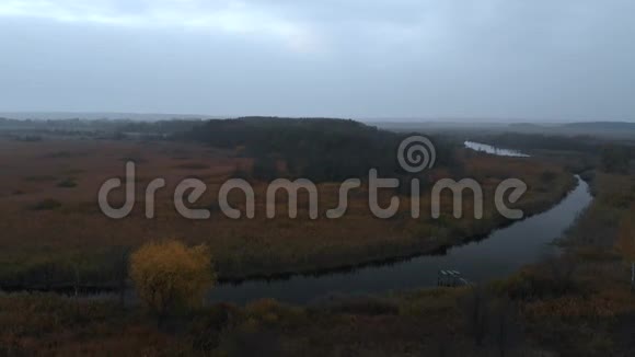 清晨雾霭中的小河视频的预览图