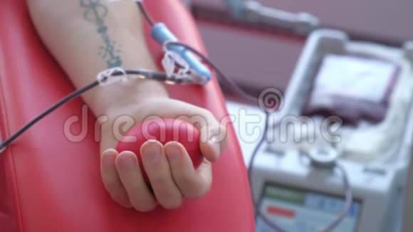 一个人在输血中心献血时挤压一个球视频的预览图